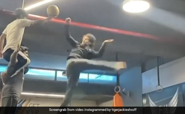 टाइगर श्रॉफ ने ऊंची छलांग लगाकर मारी बॉल में किक, Video 9 लाख के पार