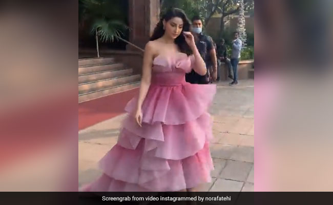 Nora Fatehi ने अवॉर्ड सेरेमनी के लिए पहना पिंक गाउन, Video में दिखा बेहद खूबसूरत अंदाज