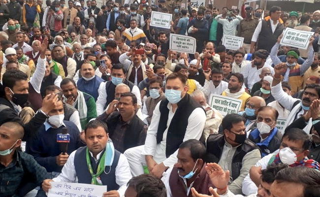 तेजस्वी यादव ने सीएम नीतीश पर साधा निशाना, कहा- 'गोडसे को पूजने वालों के स्वागत में नीतीश कुमार ने...'