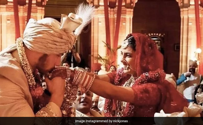 निक जोनास ने शादी की सालगिरह पर Photo शेयर कर कहा 'हैप्पी हिंदू एनिवर्सरी' तो प्रियंका ने यूं जताया प्यार