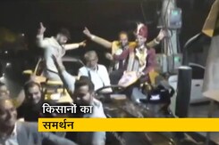 ट्रैक्टर पर आई दूल्हे की बारात ट्रैक्टर पर आई दूल्हे की बारात