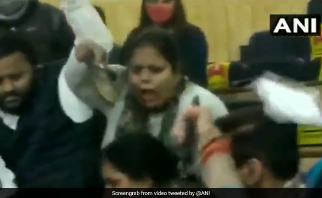 EDMC में निगम के फंड को लेकर हंगामा, महिला पार्षदों के बीच चली चप्पल, VIDEO