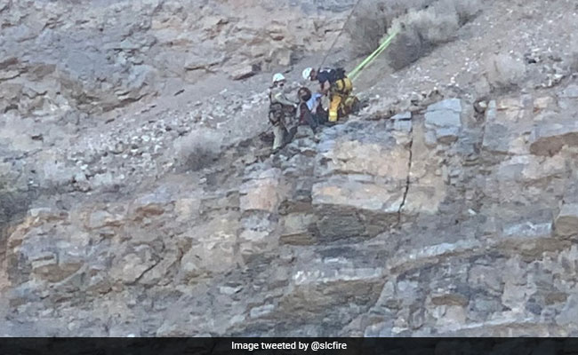 पहाड़ पर चढ़ते वक्त नीचे गिरा हाइकर, लटका रहा 5 घंटे तक और फिर ऐसे बची जान - देखें Video