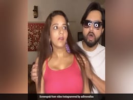 Monalisa ने नेहा कक्कड़ के 'शोना शोना' सॉन्ग पर पति संग किया डांस, 'नमक इस्क का' में आएंगी नजर- देखें Video Monalisa ने नेहा कक्कड़ के 'शोना शोना' सॉन्ग पर पति संग किया डांस, 'नमक इस्क का' में आएंगी नजर- देखें Video