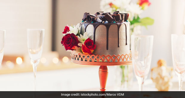 How To Cut Birthday Cake With Wine Glasses - Viral Hack Has Got The Internet Obsessed