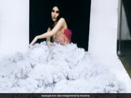 मौनी रॉय के लेटेस्ट फोटोशूट का Video हुआ वायरल, यूं मस्ती करती आईं नजर मौनी रॉय के लेटेस्ट फोटोशूट का Video हुआ वायरल, यूं मस्ती करती आईं नजर