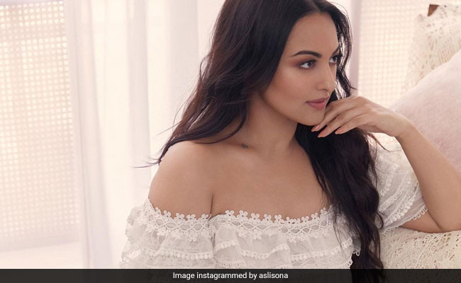 सोनाक्षी सिन्हा ने व्हाइट आउटफिट में कराया Photoshoot, तस्वीरों में दिखा एक्ट्रेस का ग्लैमरस स्टाइल