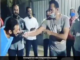 Salman Khan ने सेलिब्रेट किया बॉडीगार्ड का जन्मदिन, केक मिलते ही किया ऐसा- देखें Video Salman Khan ने सेलिब्रेट किया बॉडीगार्ड का जन्मदिन, केक मिलते ही किया ऐसा- देखें Video