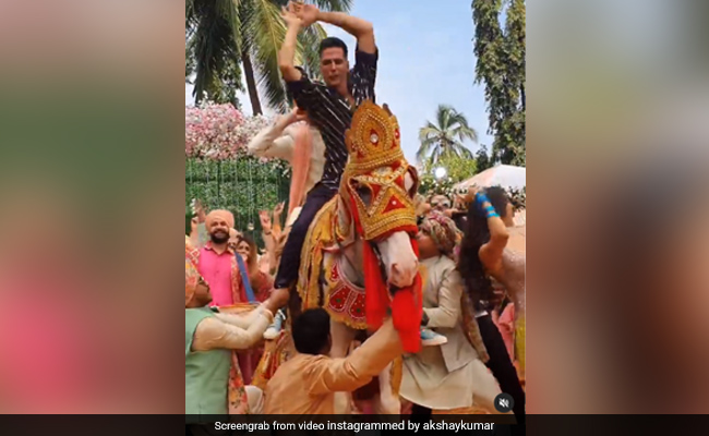 Akshay Kumar Sums Up 2020 In ROFL BTS Video From <i>Good Newwz</i>