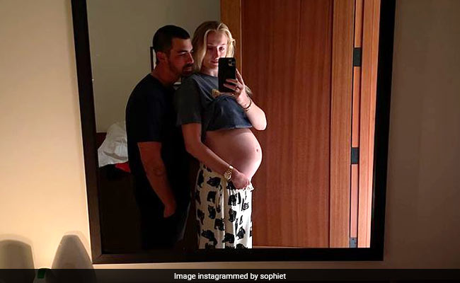 The Internet Hearts Sophie Turner's Baby Bump Throwback And So Do We