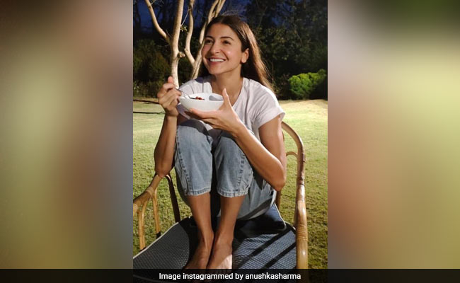 अनुष्का शर्मा ने शेयर की फोटो, बोलीं- जब मैं ऐसे बैठ सकती थी और खा सकती थी लेकिन अब...
