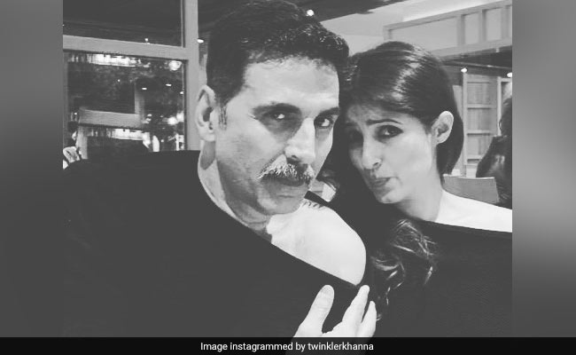 पत्नी ट्विंकल खन्ना की ऑफ शोल्डर ड्रेस को अक्षय कुमार ने किया कॉपी, एक्ट्रेस ने शेयर की ब्लैक एंड व्हाइट फोटो