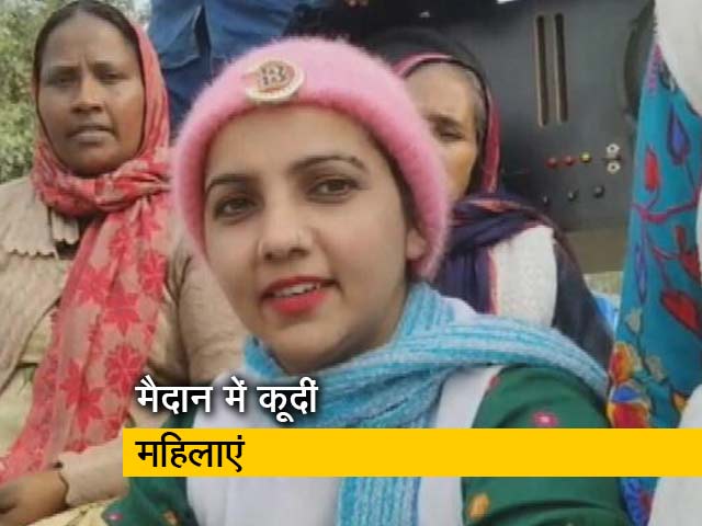 किसान आंदोलन: ट्रैक्टर चलाकर टिकरी बॉर्डर पहुंचीं महिलाएं