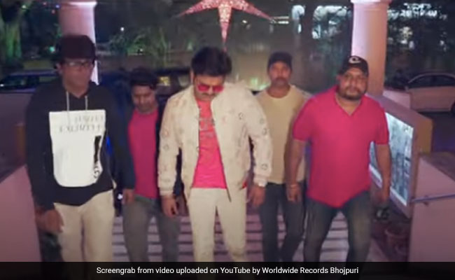 Bhojpuri Gana: पवन सिंह ने 'छपरा से आवता डांसर' गाने से मचाई धूम, नए साल पर Video वायरल