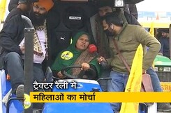 कृषि कानूनों के विरोध में पुरुषों के साथ ट्रैक्टर चलाती नजर आईं कुलबीर कौर कृषि कानूनों के विरोध में पुरुषों के साथ ट्रैक्टर चलाती नजर आईं कुलबीर कौर