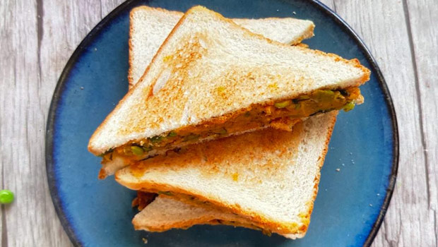 Quick Breakfast Recipe: How To Make Winter-Special Aloo Matar Sandwich (Recipe Video)