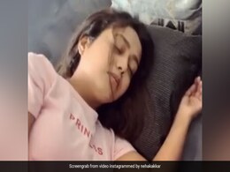 Neha Kakkar सोते हुए ले रही थीं खर्राटे, भाई टोनी कक्कड़ ने बना डाला था Video Neha Kakkar सोते हुए ले रही थीं खर्राटे, भाई टोनी कक्कड़ ने बना डाला था Video