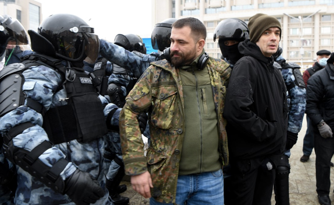 Russian Police Lock Down Cities Amid Protests Backing Kremlin Critic