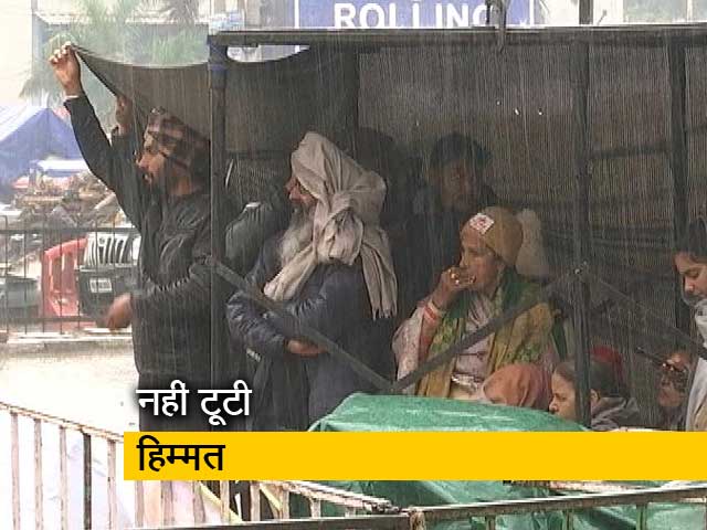 बारिश भी नहीं तोड़ पा रही किसानों का हौसला