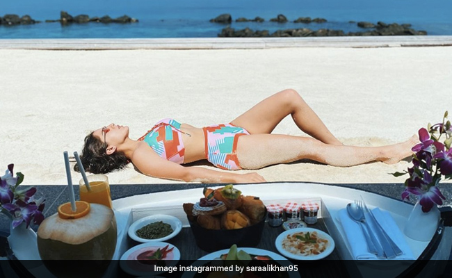 Sara Ali Khan ने Pool में उठाया जायकेदार व्यंजनों का लुत्फ, शेरों शायरी से भी जीता दिल