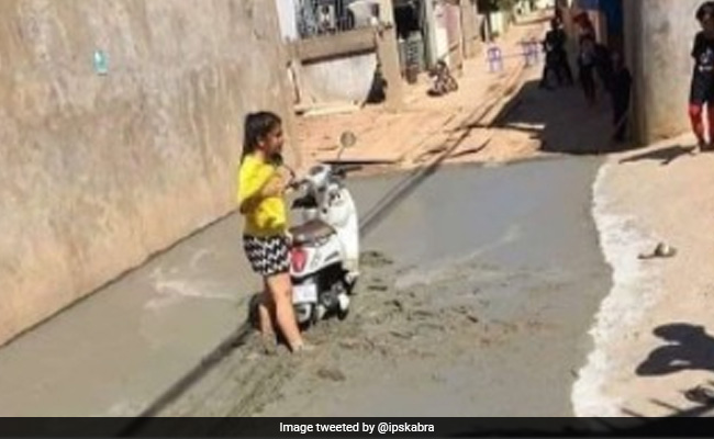 लड़की ने नई सड़क पर दौड़ाई गाड़ी, लेकिन बीच रास्ते में फंस गई, IPS ने दिया ऐसा रिएक्शन