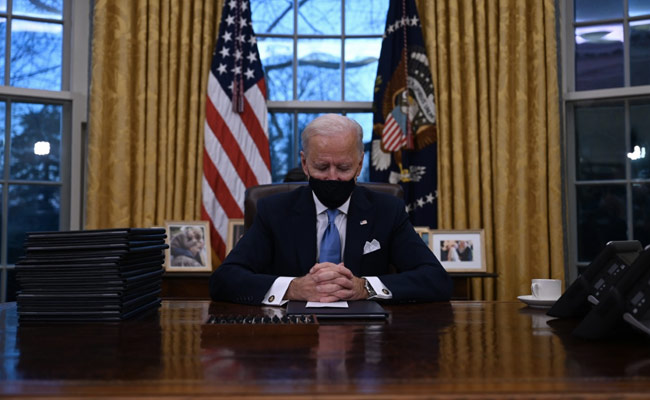 Donald Trump Wrote Joe Biden A Letter. Twitter Has Some ROFL Guesses On What's In It