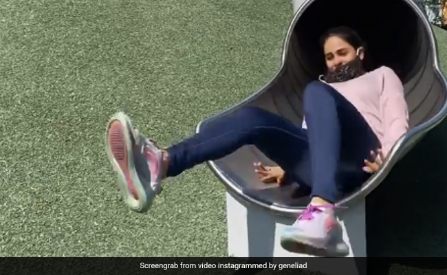 जेनेलिया डिसूजा पार्क में बन गईं बच्ची, ट्यूब स्लाइड से चिल्लाते हुए आईं और गिर पड़ीं नीचे- देखें Video