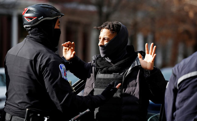 US Police Seize Guns From Black Men At Virginia Rally For Gun Rights