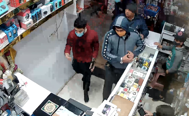 दिल्ली पुलिस के शहीद इंस्पेक्टर मोहनचंद शर्मा के बेटे के झगड़े का वीडियो वायरल