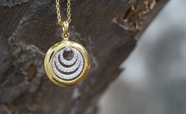 These Pendants Will Add A Glam Touch To Your Basic Outfits
