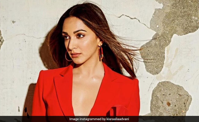 Kiara Advani ने लाल पैंटसूट में करवाया फोटोशूट, फैन्स ने कहा- लव यू...