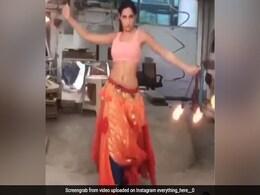 नोरा फतेही ने आग के बीच 'साकी-साकी' गाने पर किया बेली डांस, देखें थ्रोबैक Video नोरा फतेही ने आग के बीच 'साकी-साकी' गाने पर किया बेली डांस, देखें थ्रोबैक Video