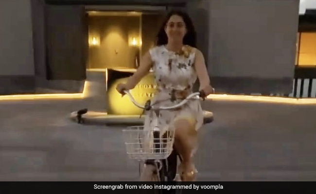 Sara Ali Khan मालदीव में यूं साइकलिंग करती आईं नजर, इब्राहिम अली खान ने किया पीछा- देखें Video