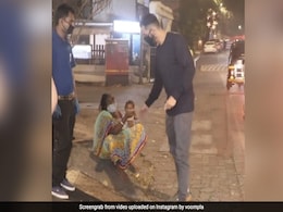 परिवार संग डिनर करने पहुंचे अर्जुन रामपाल को रेस्तरां के बाहर दिखी गरीब महिला, तो यूं की मदद- देखें Video परिवार संग डिनर करने पहुंचे अर्जुन रामपाल को रेस्तरां के बाहर दिखी गरीब महिला, तो यूं की मदद- देखें Video