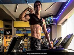 Sonu Sood ने दिखाए अपने शानदार ऐब्स तो रणवीर सिंह बोले- भाई चाय मंगाओ... Sonu Sood ने दिखाए अपने शानदार ऐब्स तो रणवीर सिंह बोले- भाई चाय मंगाओ...