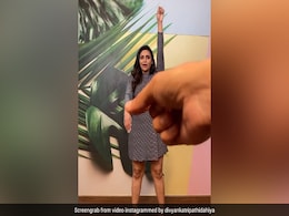 Divyanka Tripathi ने फनी अंदाज में किया कठपुतली डांस, खूबसूरत Video हुआ वायरल Divyanka Tripathi ने फनी अंदाज में किया कठपुतली डांस, खूबसूरत Video हुआ वायरल