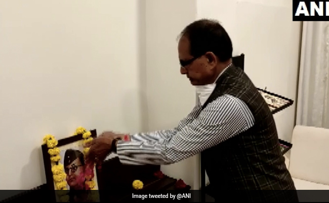 Shivraj Chouhan Pays Floral Tribute To Netaji On His 125th Birth Anniversary