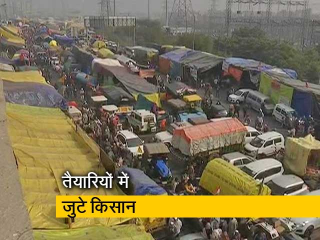 ट्रैक्टर परेड में शामिल होने के लिए गाजीपुर बॉर्डर पर पहुंच रहे हैं किसान