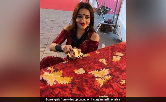 मोनालिसा ने दिखाई ताश से ऐसी ट्रिक्स, Video पोस्ट कर बोलीं- पक्की जुआरी... मोनालिसा ने दिखाई ताश से ऐसी ट्रिक्स, Video पोस्ट कर बोलीं- पक्की जुआरी...