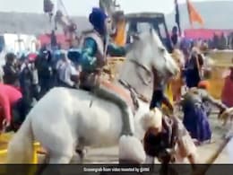 Kisan Tractor Rally: बैरिकेड्स तोड़कर घोड़े पर सवार होकर दिल्ली में घुसे किसान, वायरल हुआ Video Kisan Tractor Rally: बैरिकेड्स तोड़कर घोड़े पर सवार होकर दिल्ली में घुसे किसान, वायरल हुआ Video