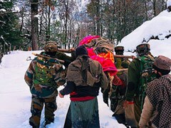 कश्मीर में फरिश्ते बने जवान, बर्फबारी के बीच गर्भवती महिला को कंधों पर पहुंचाया अस्पताल- देखें Photos