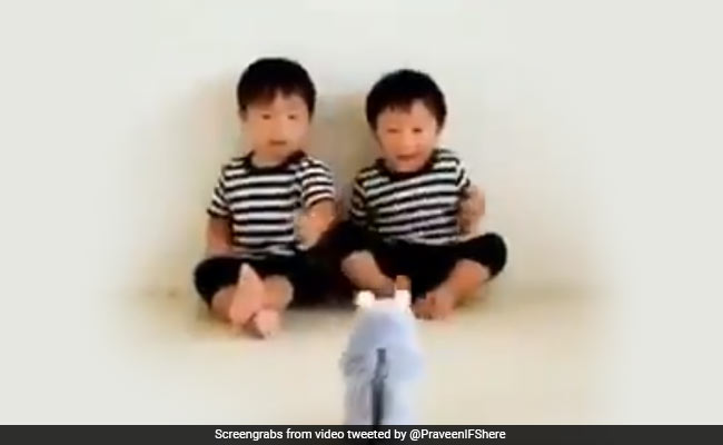 खिलौने के साथ मजे से खेल रहे थे बच्चे, फिर हुआ कुछ ऐसा, चीख-चीखकर रोने लगे बच्चे- देखें Viral Video