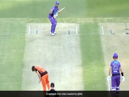 BBL 2020: गेंदबाज की शातिर गेंद पर आउट हुए मैथ्यू वेड, हाथ में दिया 'लड्डू' कैच - देखें Video BBL 2020: गेंदबाज की शातिर गेंद पर आउट हुए मैथ्यू वेड, हाथ में दिया 'लड्डू' कैच - देखें Video