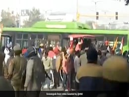 Tractor Rally के दौरान किसानों ने DTC बस का किया ऐसा हाल, सामने आया Shocking Video Tractor Rally के दौरान किसानों ने DTC बस का किया ऐसा हाल, सामने आया Shocking Video