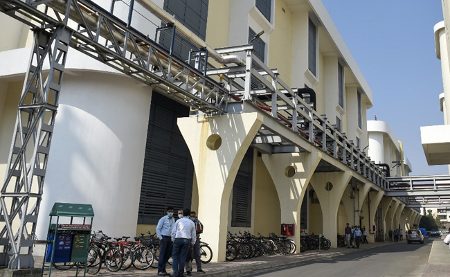 दुनिया की सबसे बड़ी 'वैक्सीन फैक्ट्री' है सीरम इंस्टीट्यूट, जानिए इसके बारे में सब कुछ