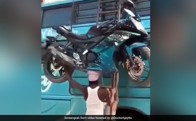 शख्स ने सिर पर उठा ली 140 किलो की बाइक, उठाकर रख दी बस के ऊपर, लोग बोले- 'बाहुबली' - देखें Video