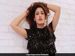 Surbhi Chandna ने करवाया ग्लैमरस फोटोशूट, ब्लैक आउटफिट के साथ अलग-अलग रंग की हील्स पहने आईं नजर Surbhi Chandna ने करवाया ग्लैमरस फोटोशूट, ब्लैक आउटफिट के साथ अलग-अलग रंग की हील्स पहने आईं नजर