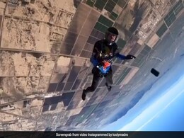 12 हजार फीट की ऊंचाई से कूदा स्काईडाइवर, अचानक पॉकेट से गिरा आईफोन, फिर हुआ कुछ ऐसा- देखें Video 12 हजार फीट की ऊंचाई से कूदा स्काईडाइवर, अचानक पॉकेट से गिरा आईफोन, फिर हुआ कुछ ऐसा- देखें Video