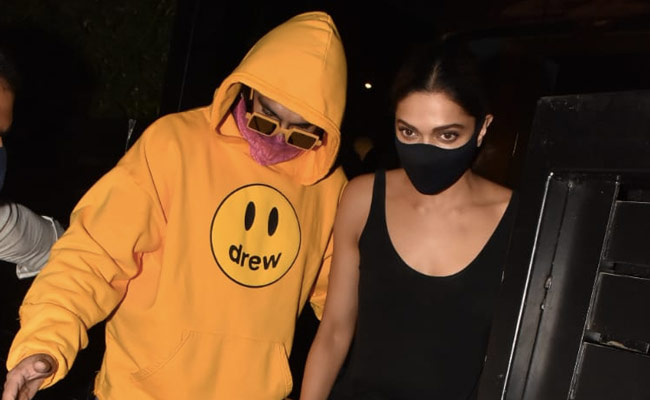 Inside Deepika Padukone And Ranveer Singh's Date Night With Director Shakun Batra. See Pics