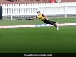 फील्डर ने Superman की तरह हवा में उड़कर पकड़ा कैच, बेन स्टोक्स बोले - 'What The...' - देखें Video फील्डर ने Superman की तरह हवा में उड़कर पकड़ा कैच, बेन स्टोक्स बोले - 'What The...' - देखें Video